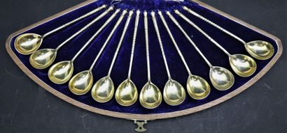 null Suite de douze cuillères à caviar en argent à décor gravé d'églises orthodoxes.

Russie,...