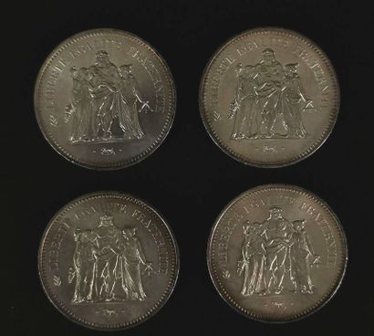 null Réunion de quatre pièces de 50 francs en argent Hercule.

120,16 grammes.