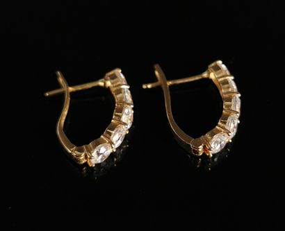 null Paire de boucles d'oreilles en or jaune ornées de cinq pierres blanche. 

H_19...