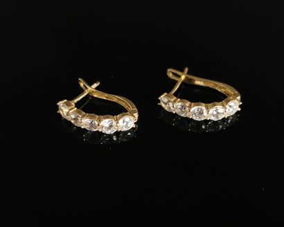 null Pair of yellow gold earrings with five white stones. 

H_19 mm.

Gross weight:...