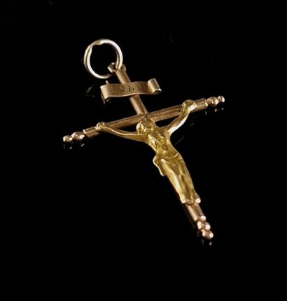 null Pendentif en or jaune figurant un Christ en croix.

H_3,3 cm.

1,83 grammes,...