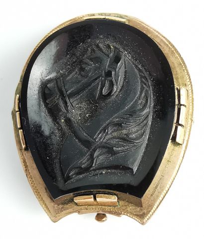 null Boite miniature en verre et or, en forme de fer à cheval et ornée d'un cheval...