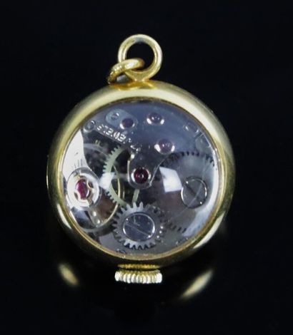 null Petite montre pendentif en or, le mouvement squelette visible. 

D_1,8 cm. 

Poids...
