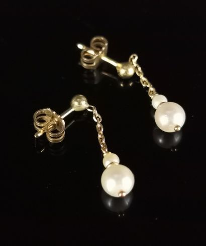 null Paire de clous d'oreilles en or jaune et perles en pendant.

H_ 2.6 cm.

Poids...