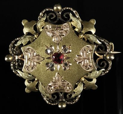 null Brooch in yellow gold, set with imitation stones.

L_2,5 cm.

Gross weight:...