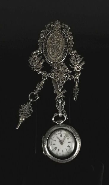 null Chatelaine et montre de col en argent et vermeil.

Style Louis XV, XIXème siècle.

Avec...
