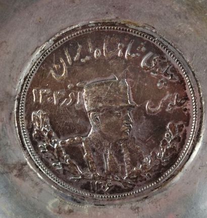 null Coupelle en argent égyptien. 

D_ 8 cm.

56,1 grammes, 800°/00