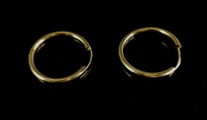 null Pair of yellow gold hoop earrings with plain rings.

D_2.5 cm.

1.72 grams,...