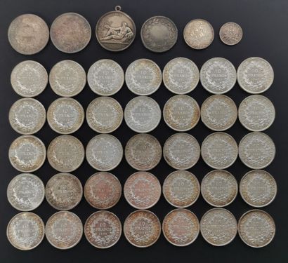 null Ensemble de pièces en argent comprenant : 

35 pièces de 10 francs Hercule.

2...