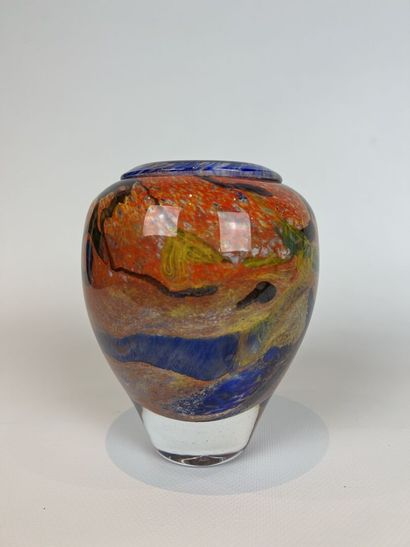 null Jean Claude NOVARO (1943-2015).

Vase ovoïde en verre à inclusions bleu et orange....