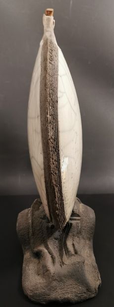 null 
Ecole contemporaine.

Vase sculpture.

Raku et bois, signé en creux et daté...