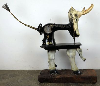 null Ecole contemporaine.

Animal surréaliste.

Sculpture en forme de chèvre composée...