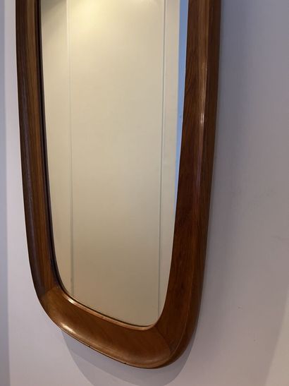 null Travail Danois vers 1960. 

Miroir ovale en teck. 

H_110 cm L_ 43 cm