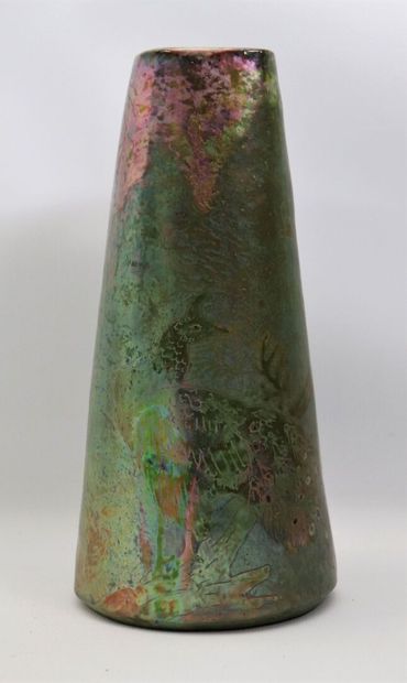 null AIRE-BELLE.

Quadrangular pear-shaped vase in iridescent glazed ceramic decorated...