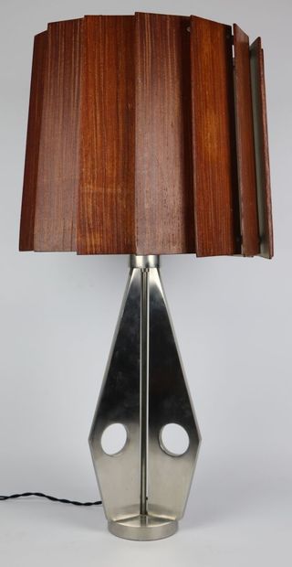 null Work of the years 1960-1970.

Lamp with cast aluminium base and wooden slats...