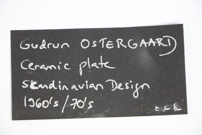 null Gudrun OSTERGAARD.

Grand plat en céramique à engobe.

Danemark, 1960/1970.

H_8...