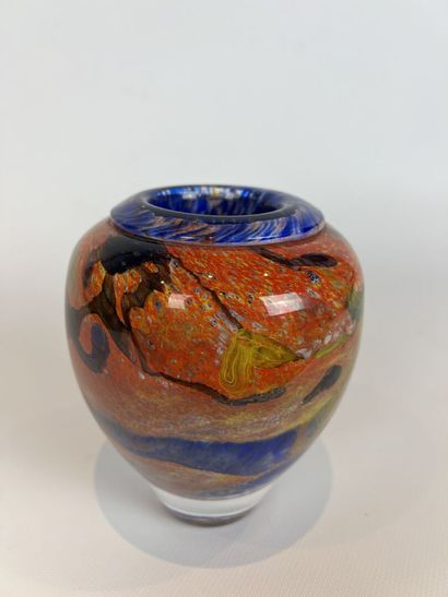 null Jean Claude NOVARO (1943-2015).

Vase ovoïde en verre à inclusions bleu et orange....
