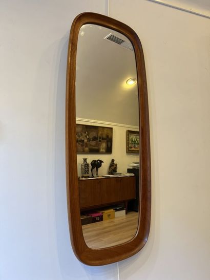 null Travail Danois vers 1960. 

Miroir ovale en teck. 

H_110 cm L_ 43 cm