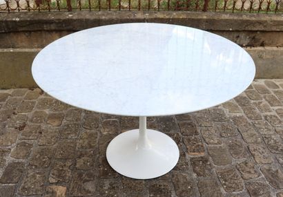 null Eero SAARINEN (1910-1961), dans le goût de.

Table à piètement en fonte d'aluminium...