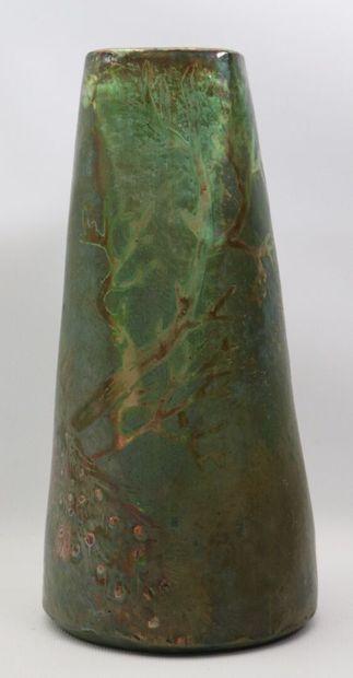 null AIRE-BELLE.

Quadrangular pear-shaped vase in iridescent glazed ceramic decorated...