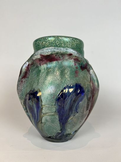 null Jean Claude NOVARO (1943-2015).

Vase en verre à inclusions vert, mauve et bleu....