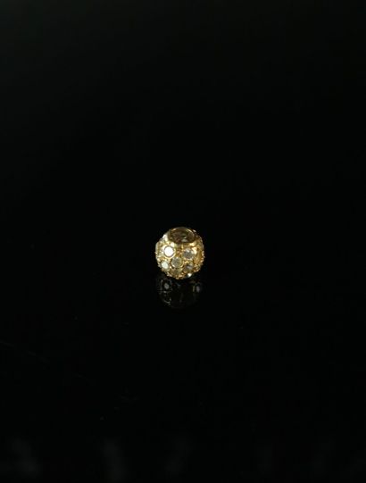 null Boule pendentif en or ornée de pierres blanches.

D_0,8 cm.

Poids brut : 1,93...