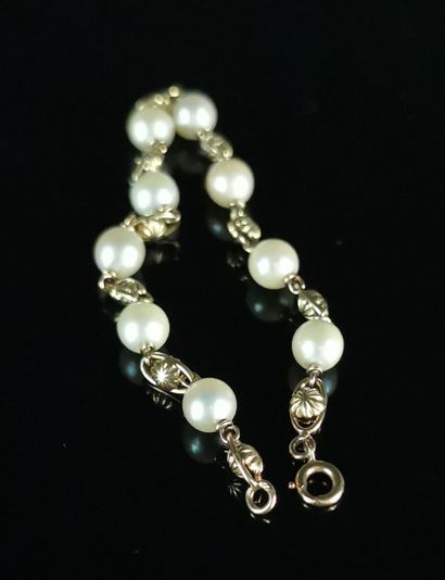 null Bracelet en or jaune alterné de perles.

L_19,5 cm.

Poids brut : 10.28 grammes,...