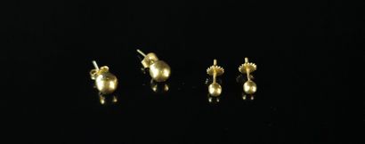 null Deux paires de clous d'oreilles formées de billes d'or.

L_1,8 cm (pour l'une),...