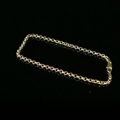 null Petit bracelet à maille circulaire en or jaune.

L_17,5 cm.

1,83 grammes, 18K,...