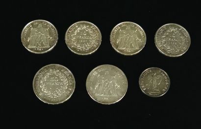 null Lot de sept pièces en argent : quatre pièces de 10F, deux pièces de 50F, une...