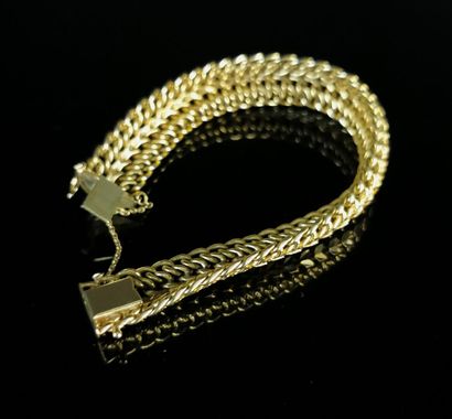 null Bracelet manchette en or jaune.

L_ 18 cm.

22.15 grammes 18K, 750°/00