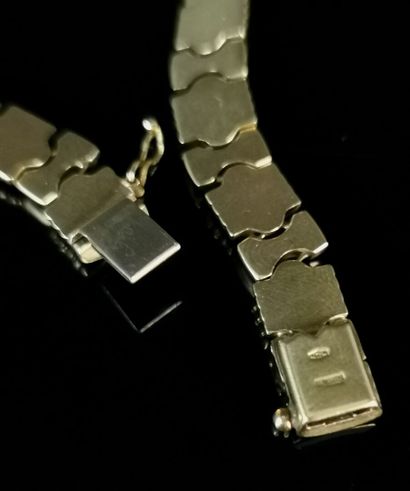 null Bracelet à mailles plates articulées en or jaune et blanc.

L_19,5 cm.

18,03...