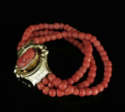 null Bracelet en perles de corail facettées, corail et or

Époque Napoléon III.

L_...