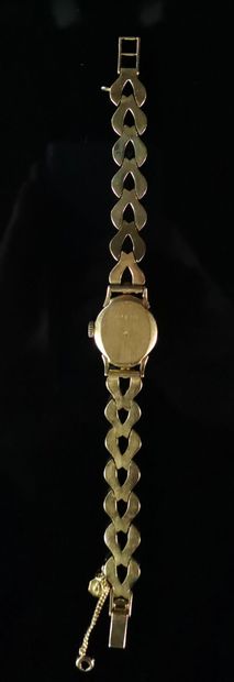 null ZENITH.

Montre de dame en or jaune, le bracelet en or.

L_19 cm, H_2 cm (boîtier).

Poids...