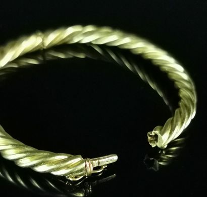 null Bracelet rigide en or jaune à motif torsadé. 

D_4,2 cm, L_18,5 cm.

22.56 grammes...
