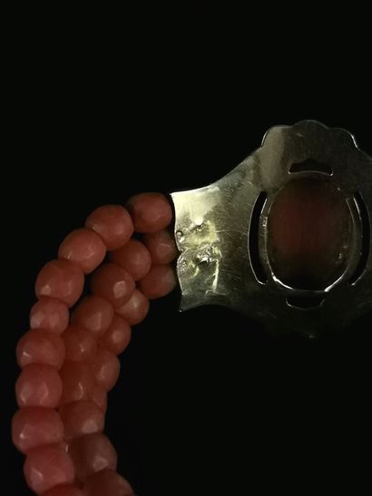 null Bracelet en perles de corail facettées, corail et or

Époque Napoléon III.

L_...