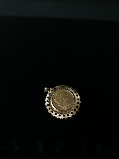 null Médaillon pendentif en or orné d'une pièce de 20 francs or Marianne et coq.

D_3,3...