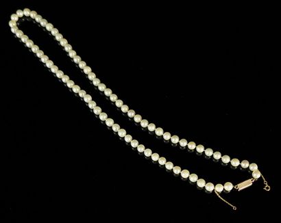 null 
Collier de perles de culture composé de 75 perles, le fermoir en or jaune.




L_...