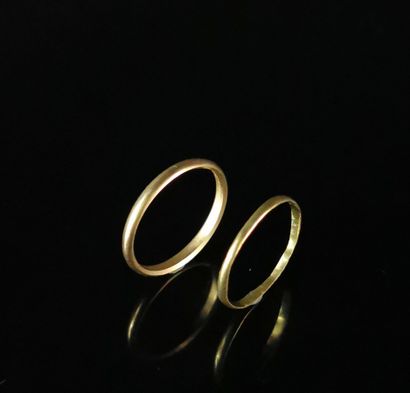 null Deux anneaux en or jaune, un présente des déformations.

Tour de doigt : 59...