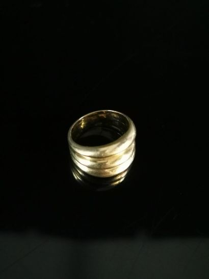 null Bague en or jaune formée de trois anneaux juxtaposés.

Tour de doigt : 55.

14,25...
