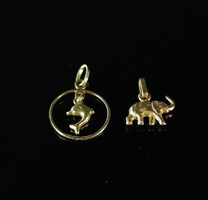 null Deux pendentifs en or figurant un éléphant et un dauphin.

H_3 cm (dauphin).

1,11...