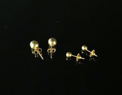 null Deux paires de clous d'oreilles formées de billes d'or.

L_1,8 cm (pour l'une),...