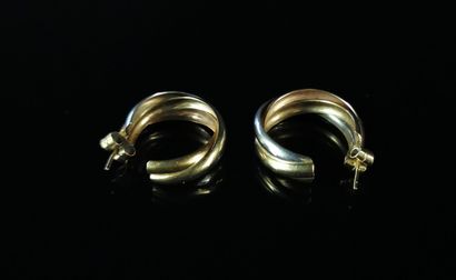 null Paire de boucles d'oreilles en or à trois anneaux entrecroisés.

D_2,4 cm.

9,23...