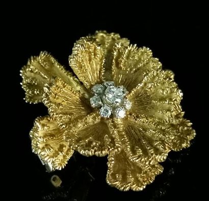 null Broche en or jaune figurant une fleure ornée en son centre de six diamants et...