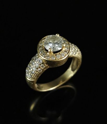 null Bague en or jaune ornée d'un diamant central pesant environ 0,50 carat épaulé...