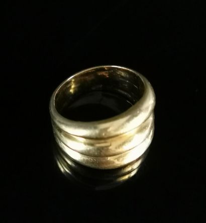 null Bague en or jaune formée de trois anneaux juxtaposés.

Tour de doigt : 55.

14,25...