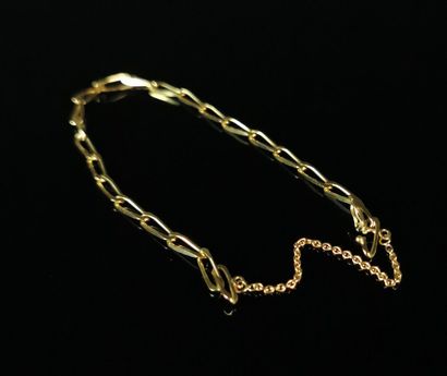 null Bracelet en or jaune, chainette de sécurité.

L_18,5 cm.

6,18 grammes, 18K,...