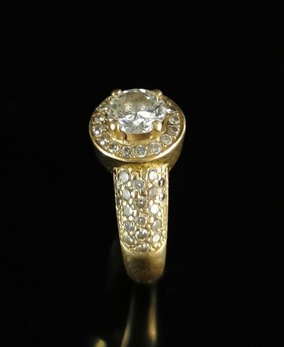 null Bague en or jaune ornée d'un diamant central pesant environ 0,50 carat épaulé...