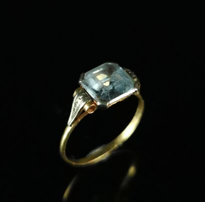 null Bague en or jaune ornée d'une pierre bleue.

Tour de doigt : 56.

Poids brut...