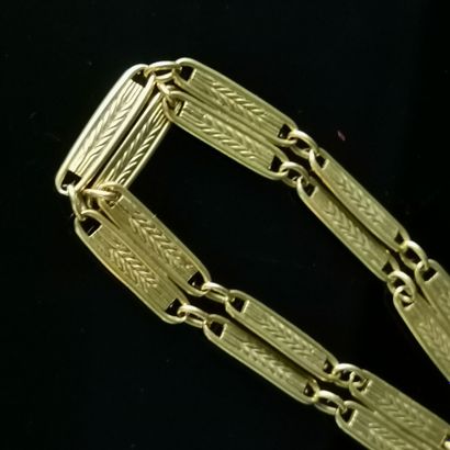 null Bracelet à double maillons plaques en or jaune, à décor façon gerbes de blé.

L_18...